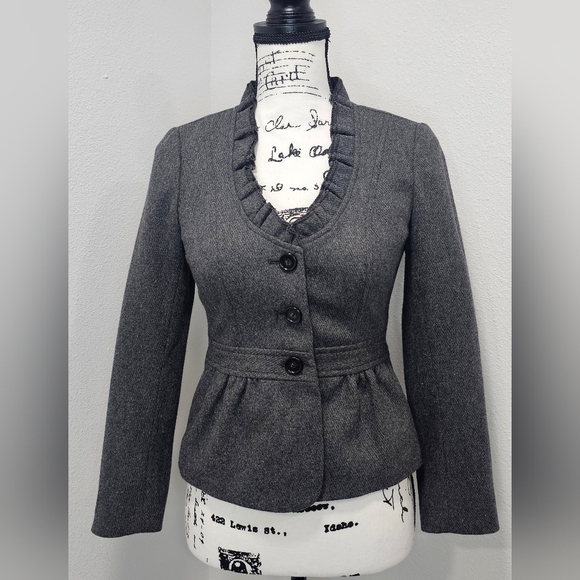 Ann Taylor Loft Women's Grey Wool Blend Ruffled Collar Crop Blazer Size 0P NWT - Picture 1 of 13